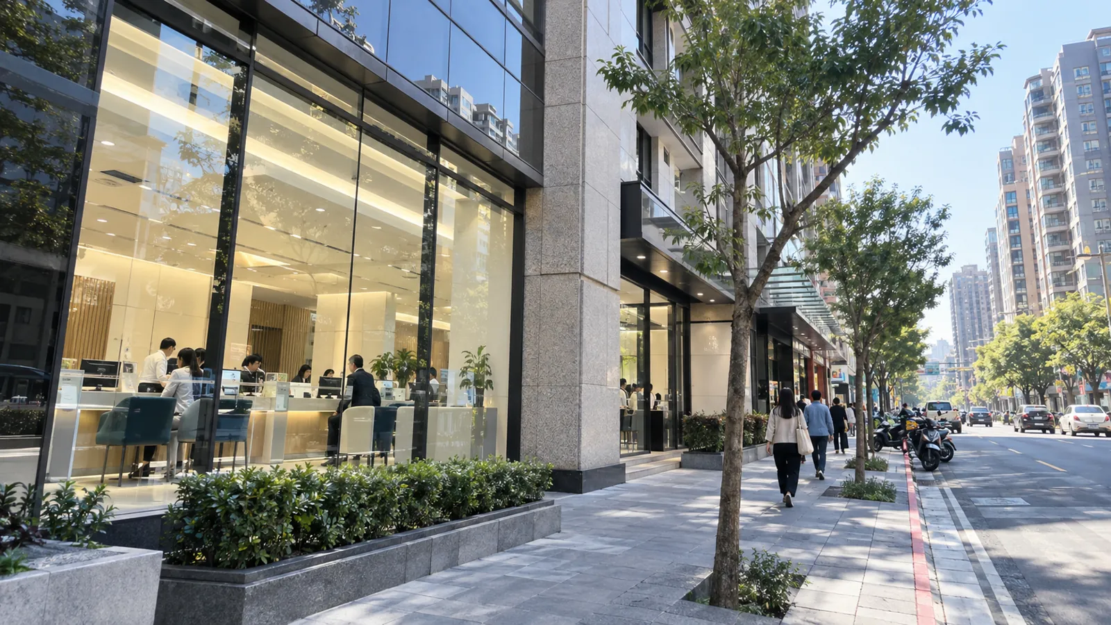民眾於銀行櫃檯前諮詢,行員正細心梳理房貸審核流程。