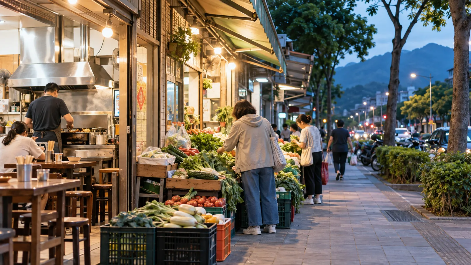 街邊蔬果攤伴著遠方青山,下樓就能輕鬆採買新鮮食材。