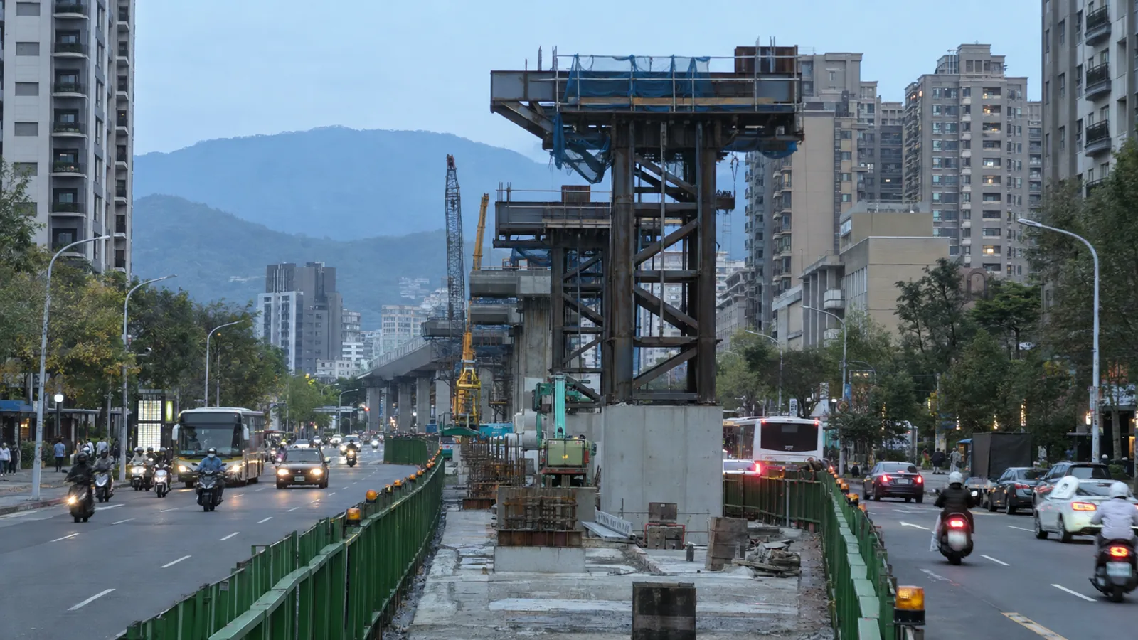 高架捷運橋墩在市區動工推進,為沿線帶來通勤建設利多。