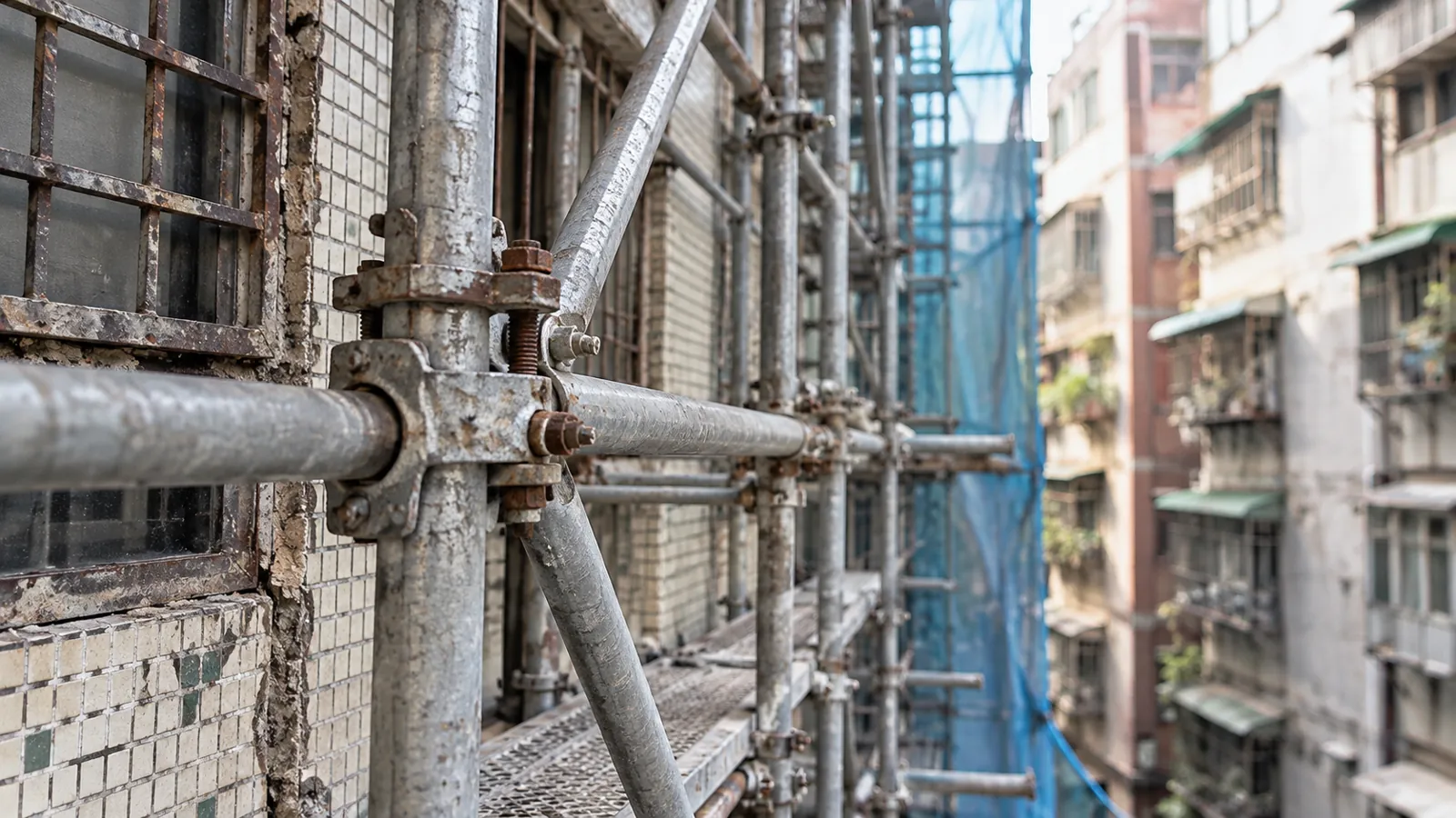 老舊公寓外牆架起施工鷹架,逐步推進都市更新工程。