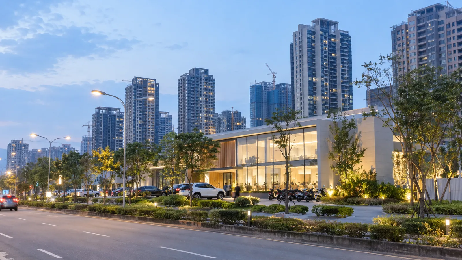 建案價格趨於親民，重劃區接待中心迎來務實看屋人潮。