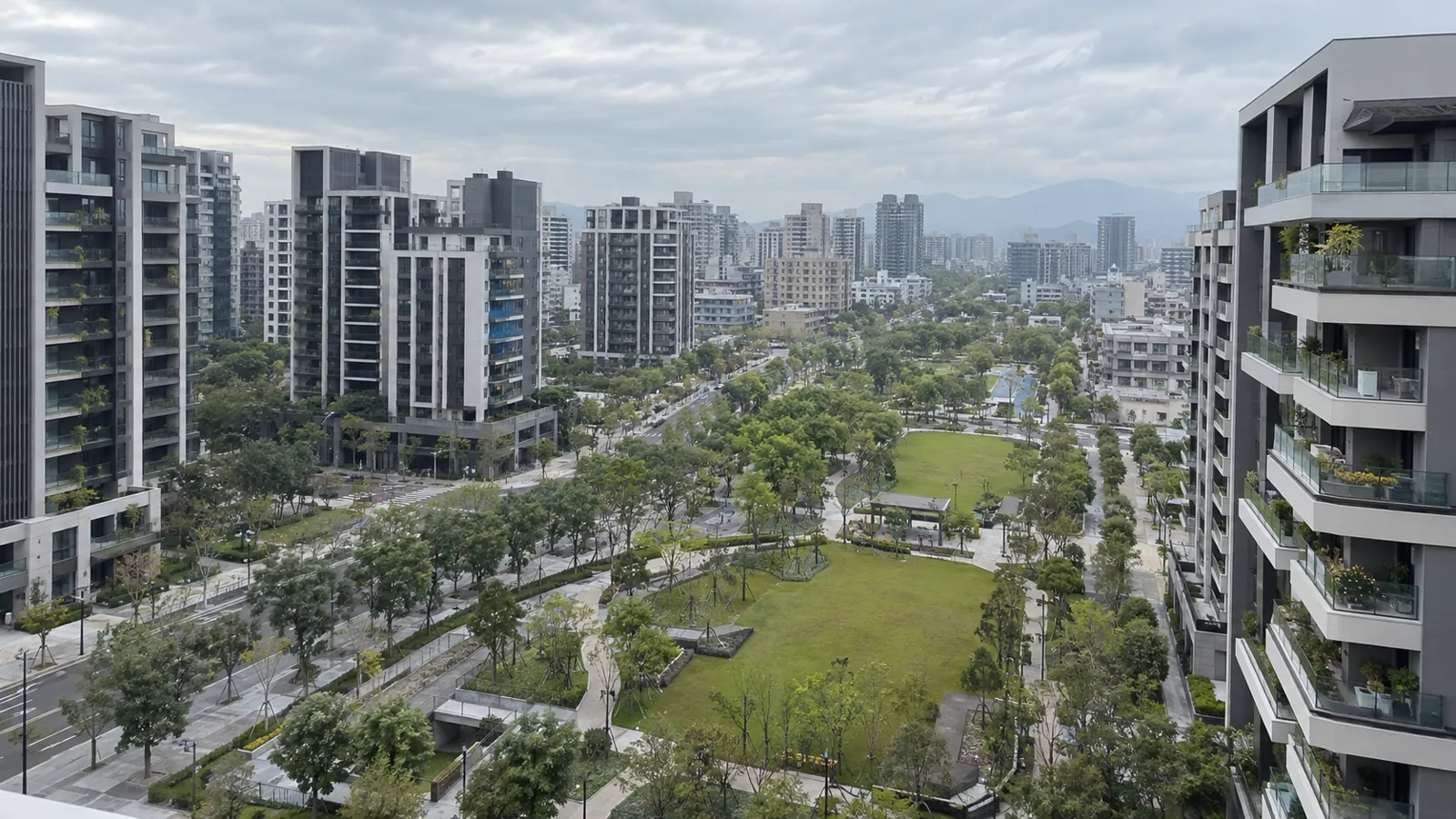 開闊棟距伴隨大片綠地,成為換屋家庭進駐的質感聚落。