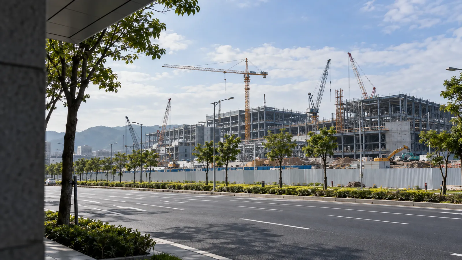 鋼骨廠房與大型吊車加緊施工，科技園區建設展現新動能。