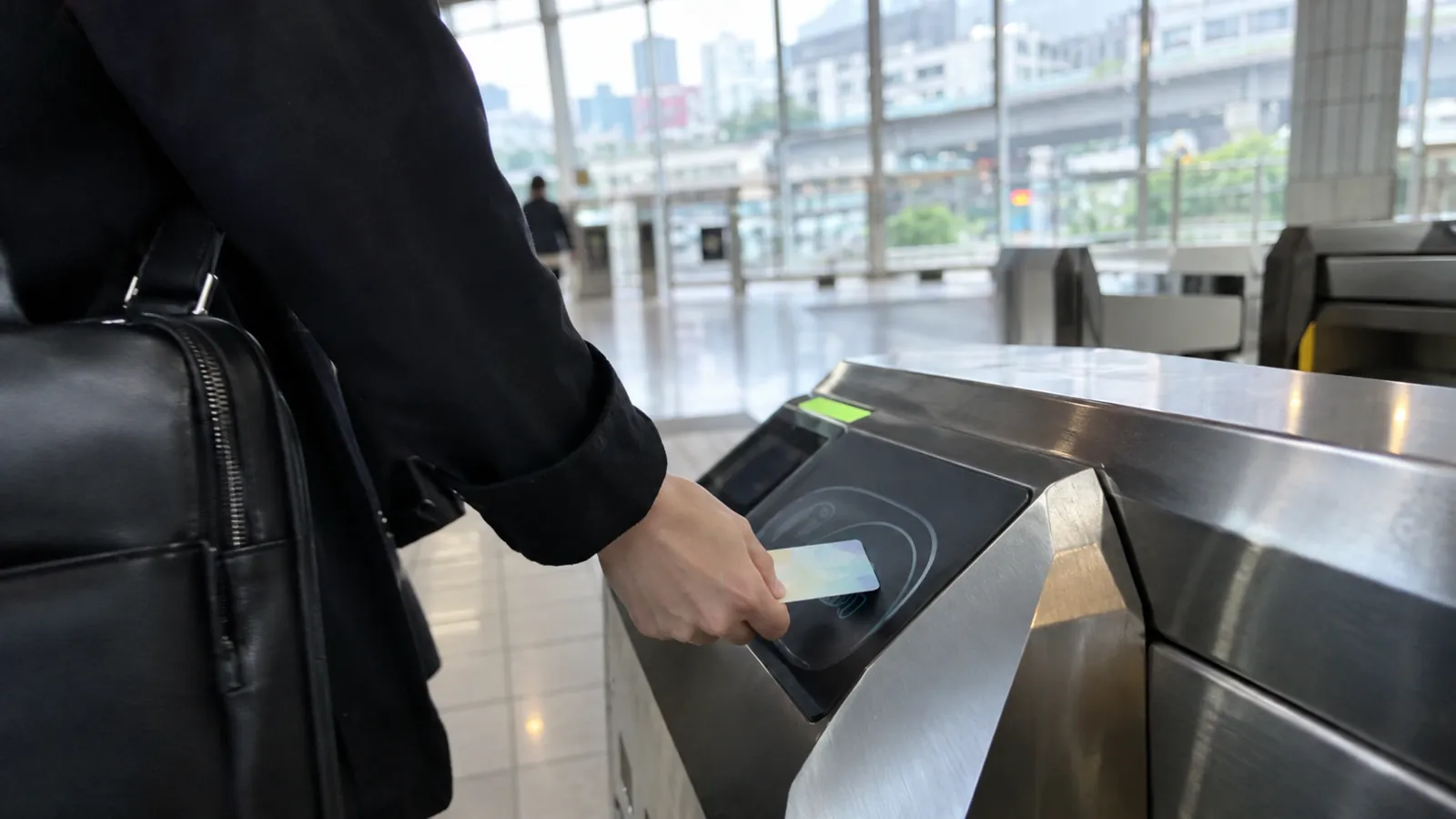 通勤族持卡感應進站,捷運路網讓跨區往返更加從容便捷。