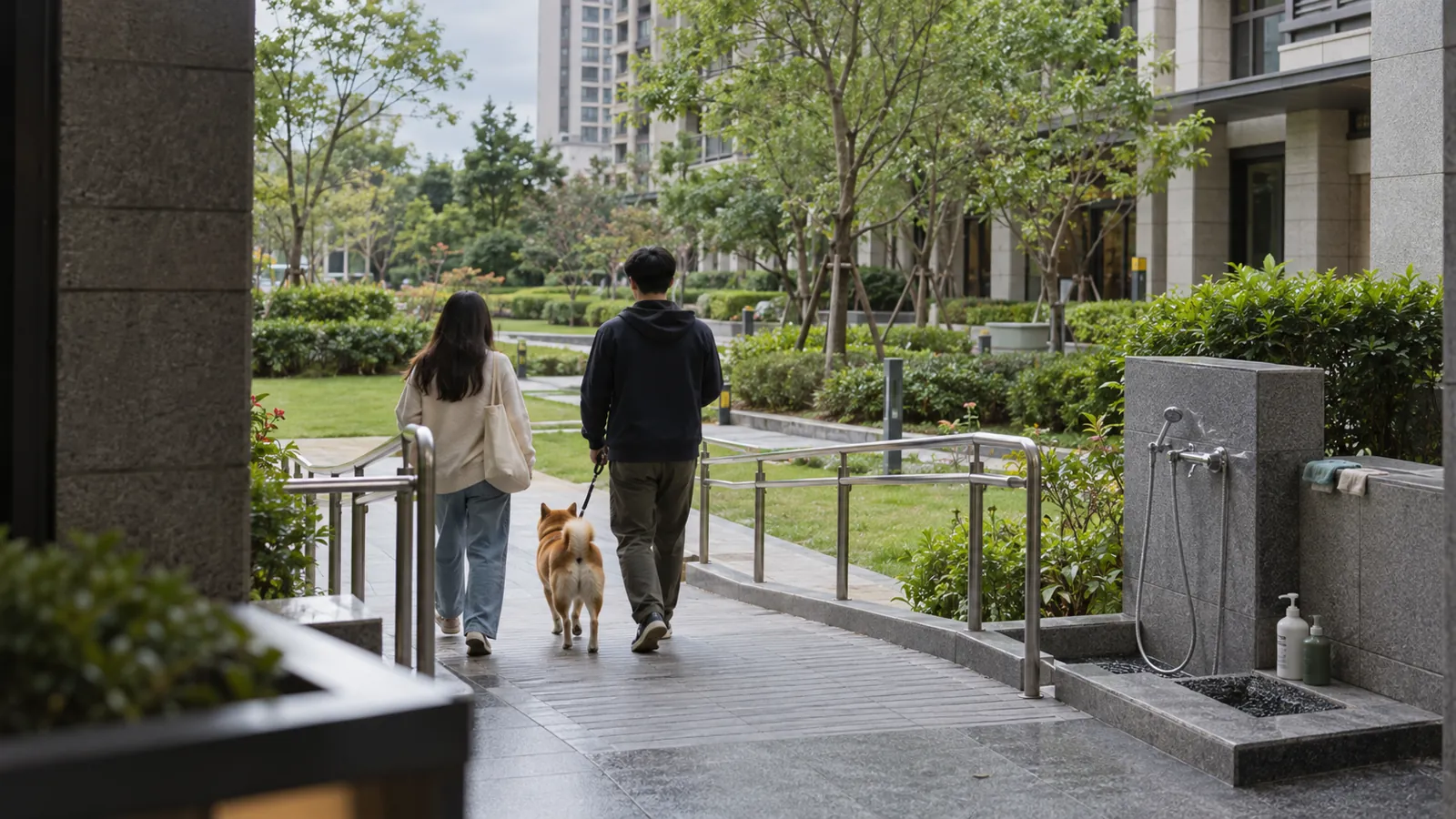 社區中庭綠意與專屬沖洗設施，打造毛孩友善生活圈。