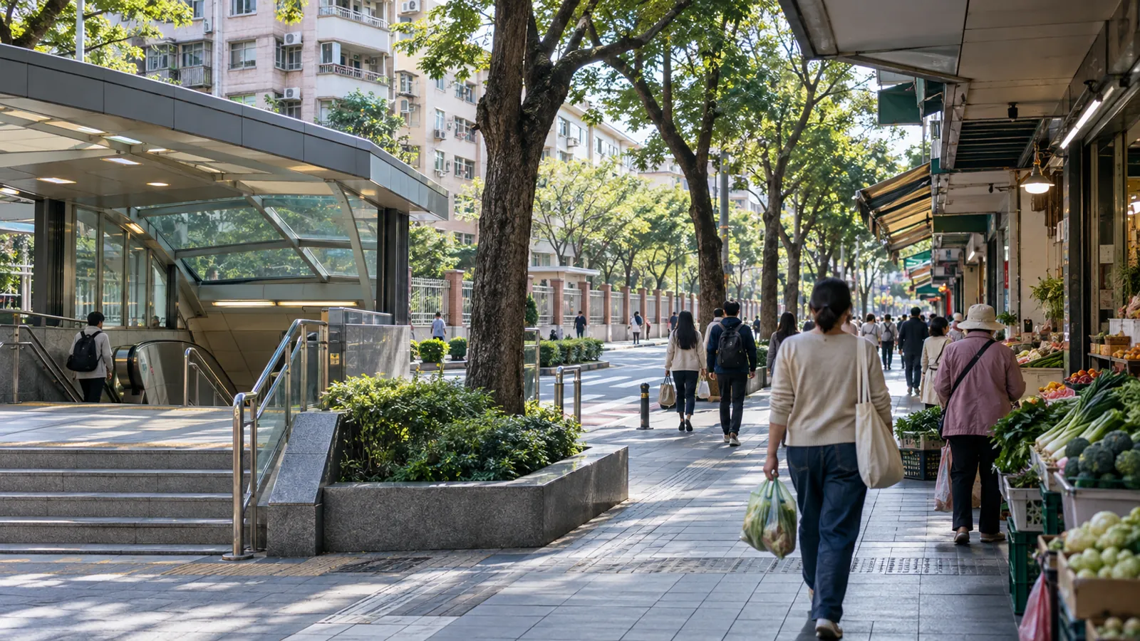 捷運高架行經學校與市集旁,成熟生活機能吸引自住客。